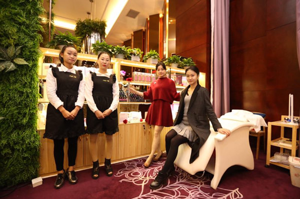 美甲連鎖加盟：在鄉(xiāng)鎮(zhèn)開美甲店好不好_1