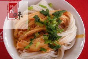 涼皮做法培訓(xùn)涼皮技術(shù)加盟多少錢涼皮利潤(rùn)多少?zèng)銎づ嘤?xùn)地_1