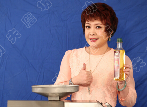 “康家二嫂” 虎艷芬代言功夫磨坊，出席活動合影留念（圖）_1