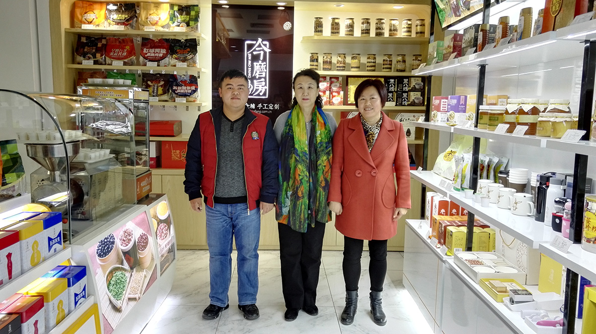 專家來指導，簽約不停歇！劉東莉教授與簽約客戶合影（圖）_1