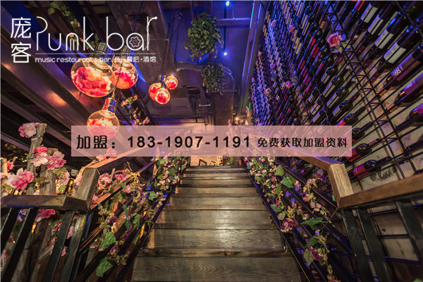 酒吧式餐廳如何加盟？情懷投資迅速致富（圖）_1