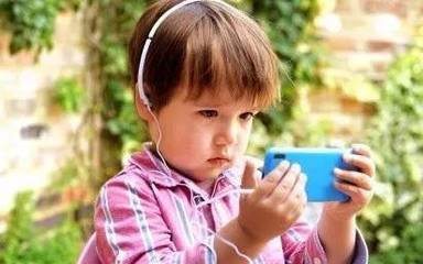 家长必看：用手机哄孩子 不只是影响孩子视力（图）_1