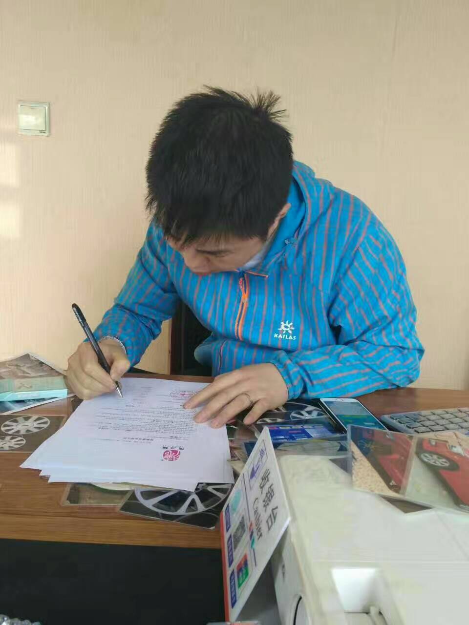 黑龍江哈爾濱劉老板簽約加盟德乃福輪轂修復技術，全自動輪轂拉絲機_1