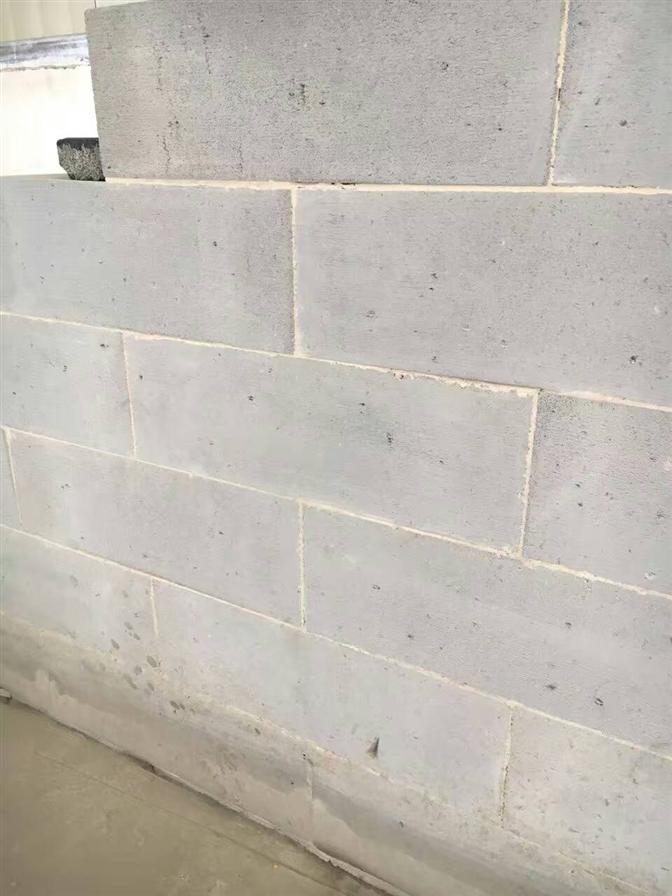 墻體抹灰空鼓龜裂產(chǎn)生的原因與預(yù)防措施_1