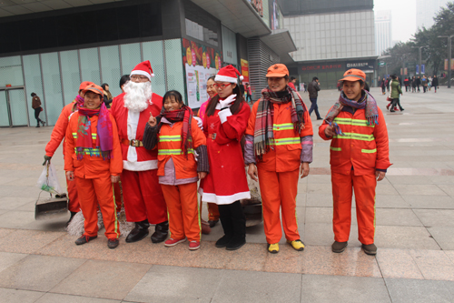 本道建訊教育為環(huán)衛(wèi)工送溫暖（圖）_1