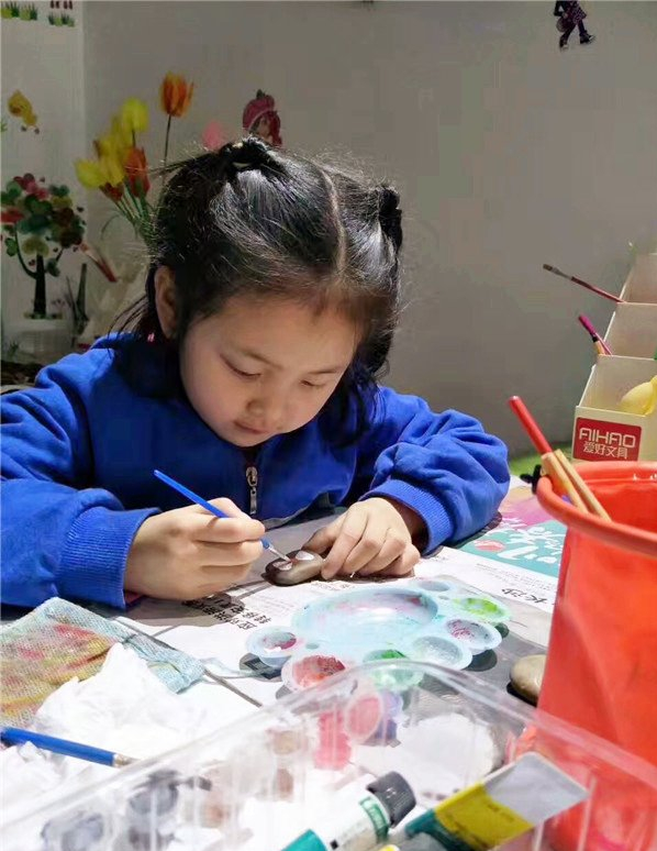可爱的小朋友们在刘店长的陶艺DIY店制作活动（图）_1