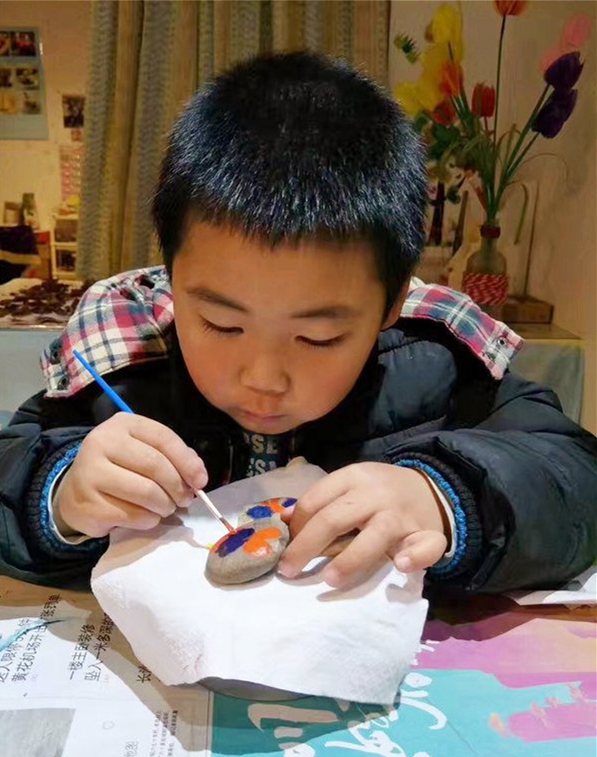 可爱的小朋友们在刘店长的陶艺DIY店制作活动（图）_3