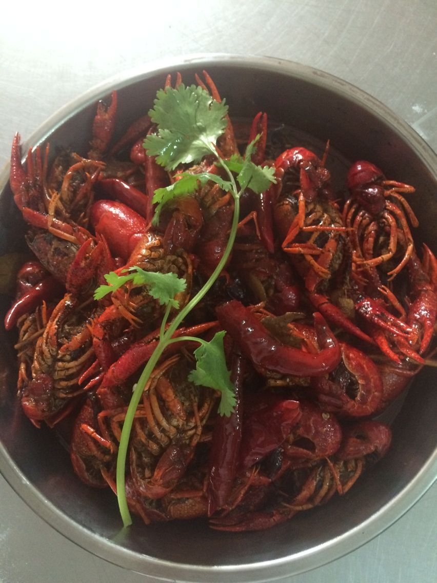 廚圣坊專業(yè)的老師一對一教學(xué)，手把手教會學(xué)員求全套香辣小龍蝦技術(shù)（圖）_1