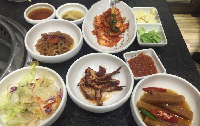 沈陽(yáng)的一家炭火烤肉店每天爆滿(mǎn)只能排隊(duì)，究竟是什么原因？_2