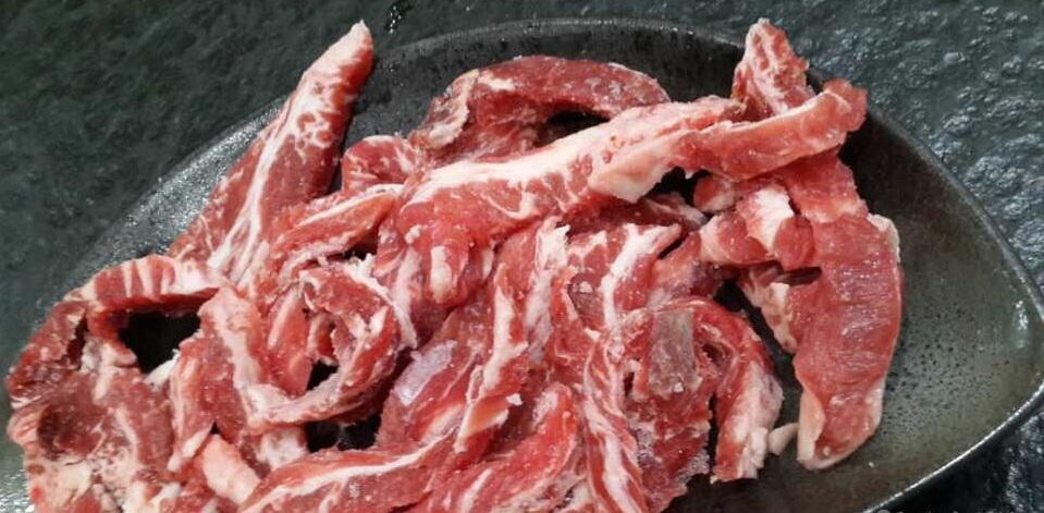 沈陽(yáng)的一家炭火烤肉店每天爆滿(mǎn)只能排隊(duì)，究竟是什么原因？_5