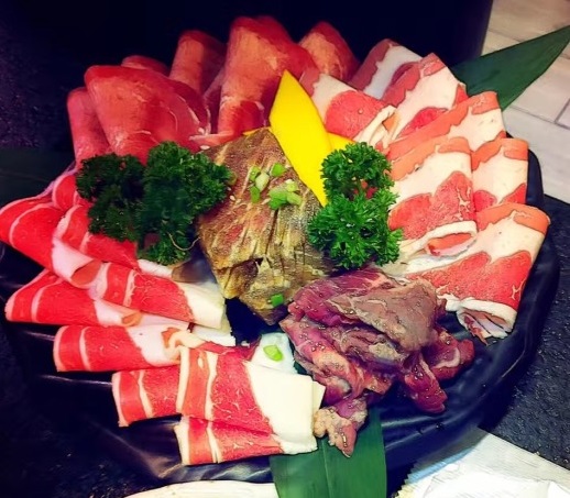 沈陽(yáng)的一家炭火烤肉店每天爆滿(mǎn)只能排隊(duì)，究竟是什么原因？_7