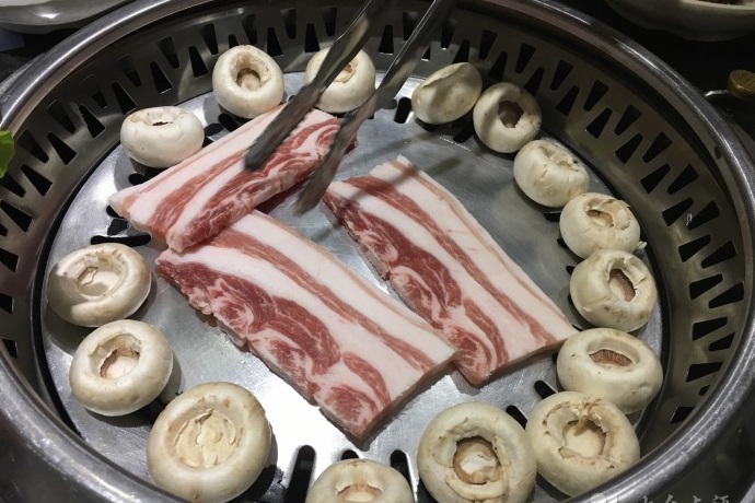 沈陽(yáng)的一家炭火烤肉店每天爆滿(mǎn)只能排隊(duì)，究竟是什么原因？_8