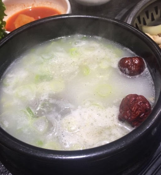 沈陽(yáng)的一家炭火烤肉店每天爆滿(mǎn)只能排隊(duì)，究竟是什么原因？_9