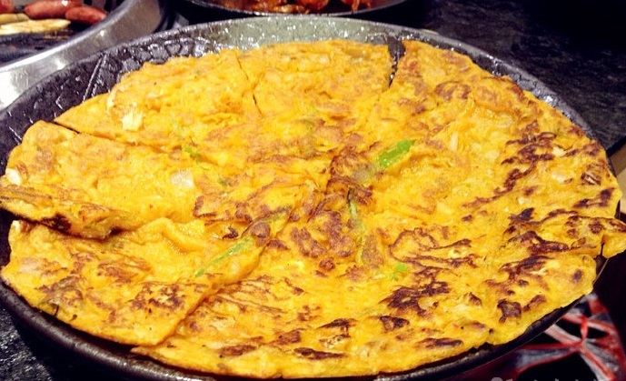 沈陽(yáng)的一家炭火烤肉店每天爆滿(mǎn)只能排隊(duì)，究竟是什么原因？_11