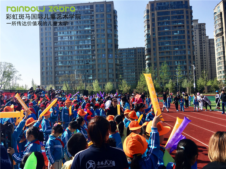 彩虹斑馬國(guó)際兒童藝術(shù)學(xué)院擁有自己獨(dú)有的價(jià)值觀藝術(shù)教育課程體系，根據(jù)3-12歲兒童身心成長(zhǎng)的階段性特點(diǎn)，通過(guò)6大科學(xué)指導(dǎo)方法，達(dá)到7大培育目標(biāo)，完美的呈現(xiàn)“寓教于（圖）_1
