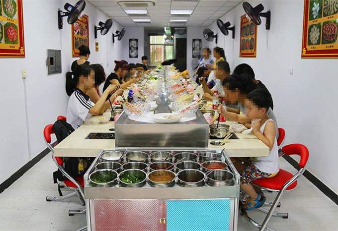 咕咚自助回轉(zhuǎn)火鍋加盟（圖）_3