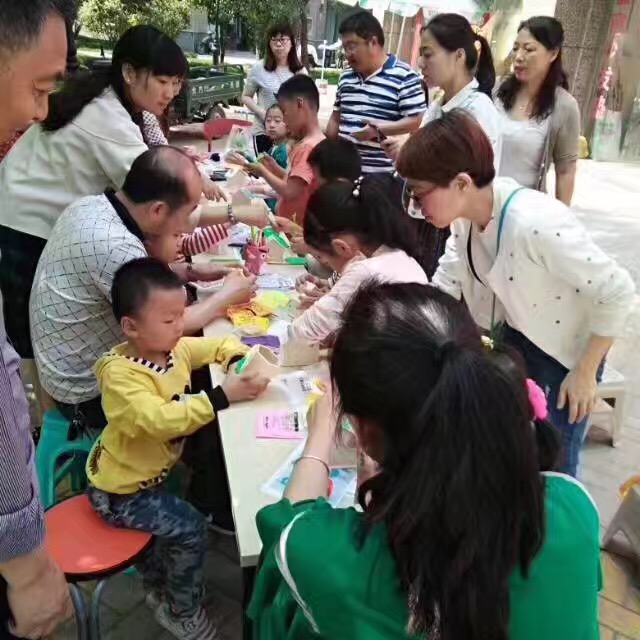 華店長的社區(qū)DIY活動(dòng)現(xiàn)場(chǎng)（圖）_2