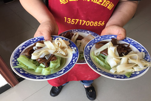 陜西涼皮做法涼皮技術(shù)培訓(xùn)專業(yè)涼皮培訓(xùn)哪家好（圖）_1