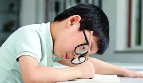 为什么中国这么多孩子戴眼镜？_2