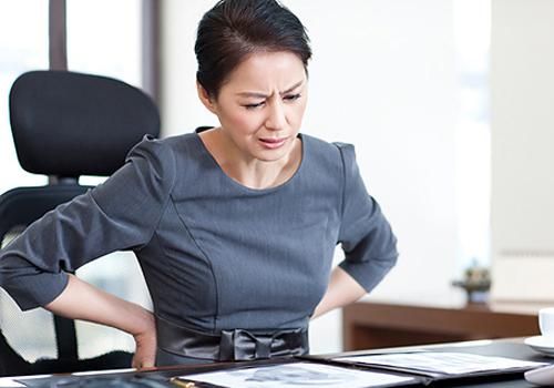 腿疼 腿麻 走路踩棉花 腰椎間盤突出到底需要怎么治_1