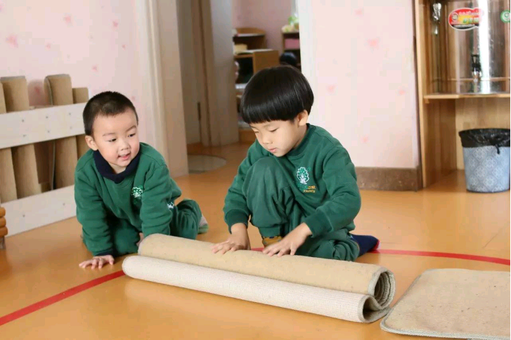 蒙氏混齡班的大孩子，真的不會(huì)“欺負(fù)”小孩子嗎？（圖）_5