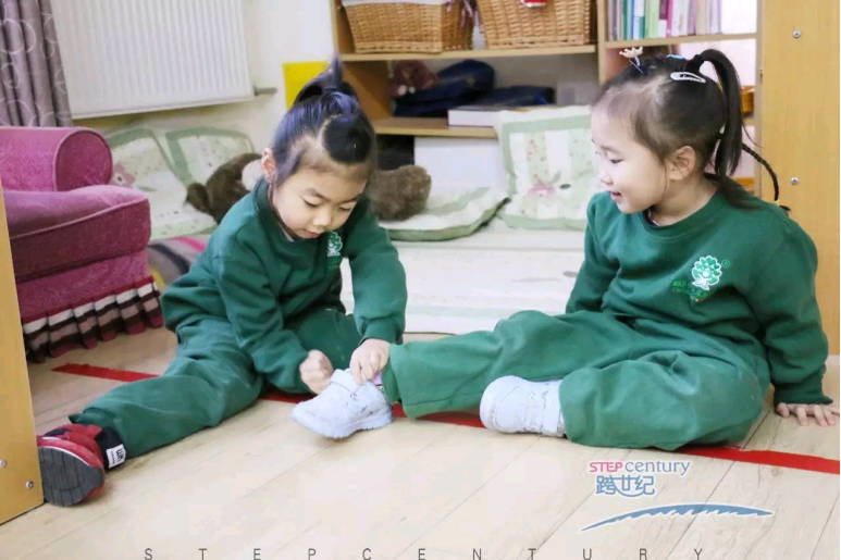 蒙氏混齡班的大孩子，真的不會(huì)“欺負(fù)”小孩子嗎？（圖）_9