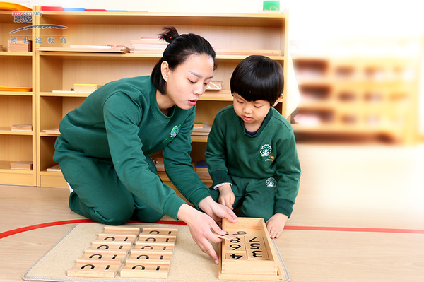 没有讲台的蒙特梭利幼儿园教给孩子什么？（图）_3