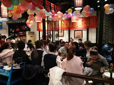 成都特色火鍋加盟品牌蓉城院壩火鍋喜迎北京羅先生一行專程來成都考察（圖）_2