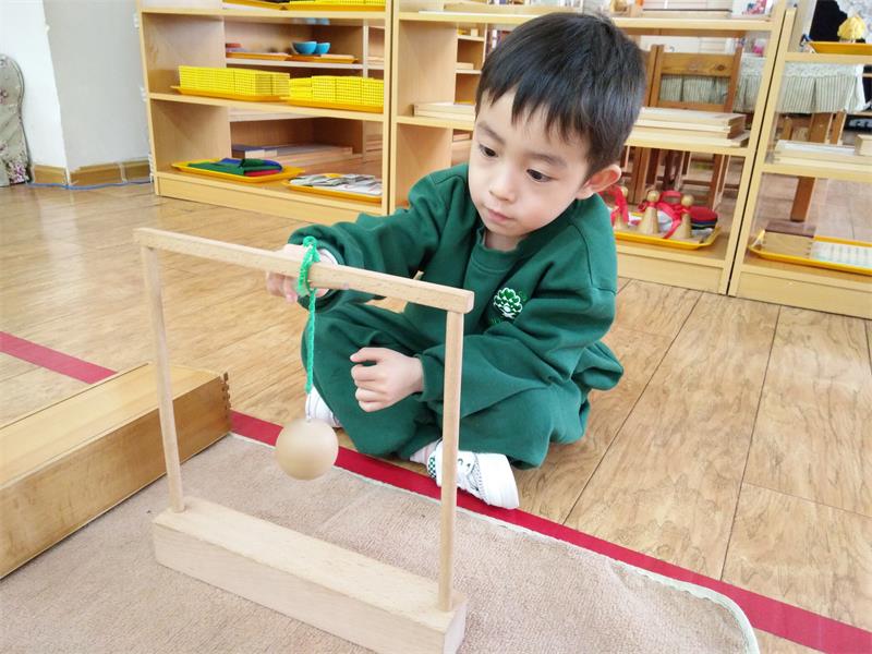 跨世紀幼兒園蒙氏教育中“旋轉(zhuǎn)三體”的魔力_3