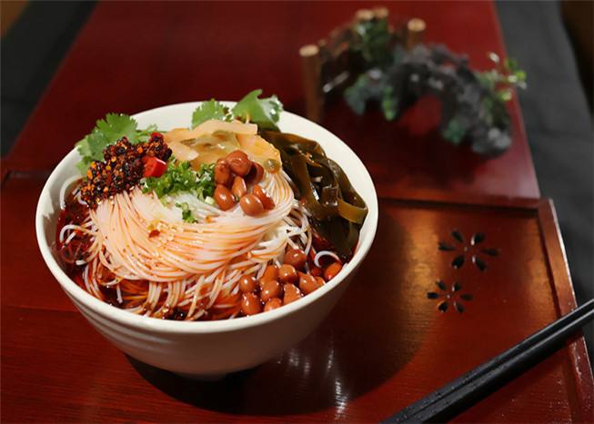 創(chuàng)業(yè)開(kāi)過(guò)橋米線店加盟費(fèi)多少錢？（圖）_2