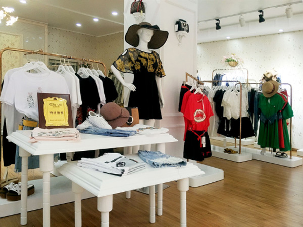 依路佑妮加盟_女裝店合理規(guī)劃維系顧客_1