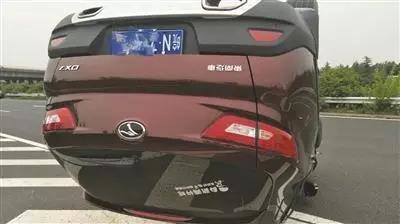 4歲女孩坐安全座椅高速上追尾翻車逃過（圖）_1