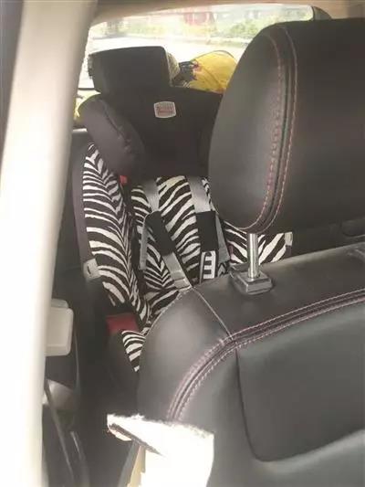 4歲女孩坐安全座椅高速上追尾翻車逃過（圖）_2