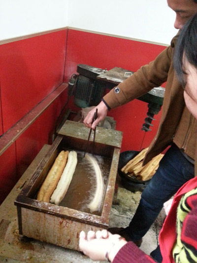 早餐無礬大油條培訓學習就贈送麻團豆?jié){技術做法(圖)_2