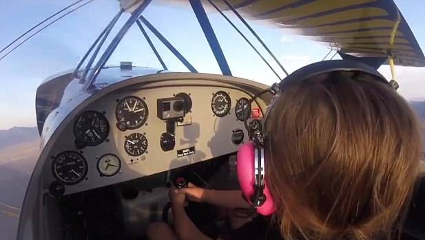 10歲的小女孩竟能開飛機(jī)，10歲的時候你在做什么呢？（圖）_1