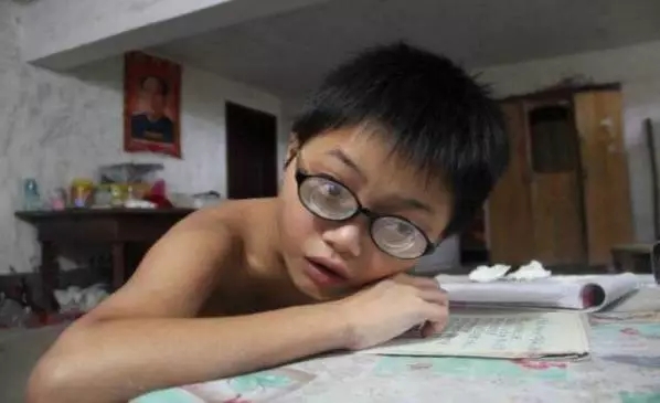 該如何是好？小孩的視力已經(jīng)＂岌岌可危＂了（圖）_2