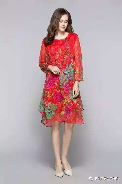 衣香霖庭印花裙裝讓你陶醉在斑斕花香中（圖）_1