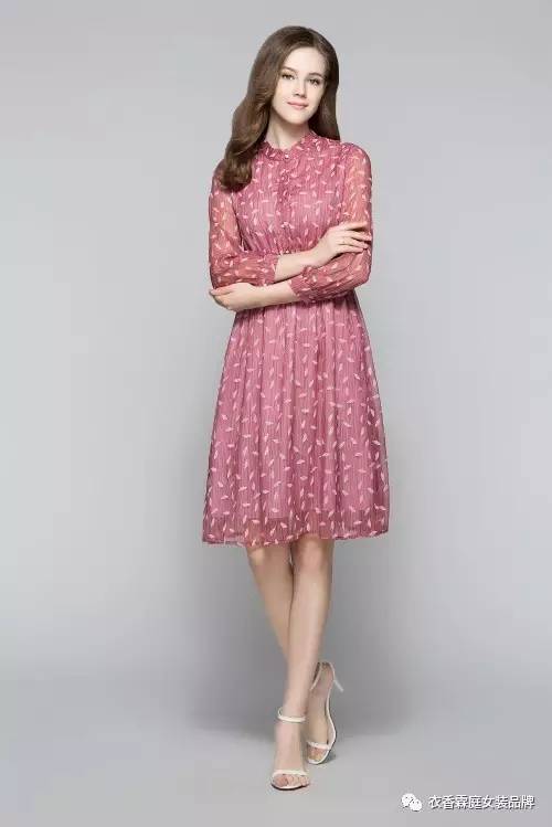 衣香霖庭印花裙裝讓你陶醉在斑斕花香中（圖）_2