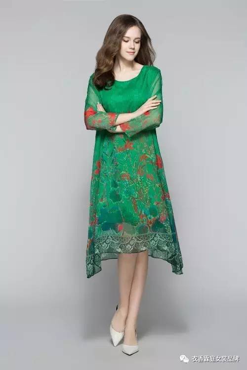 衣香霖庭印花裙裝讓你陶醉在斑斕花香中（圖）_3
