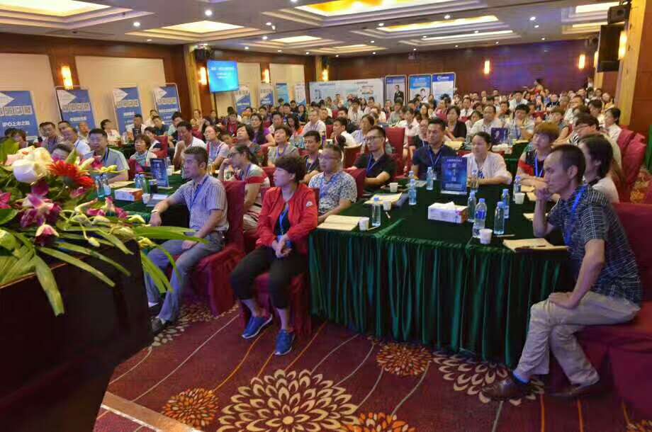 嚴(yán)兆海老師課程《顛覆一切的互聯(lián)網(wǎng)思維》課程講演在深圳南方聯(lián)合大酒店舉行（圖）_2