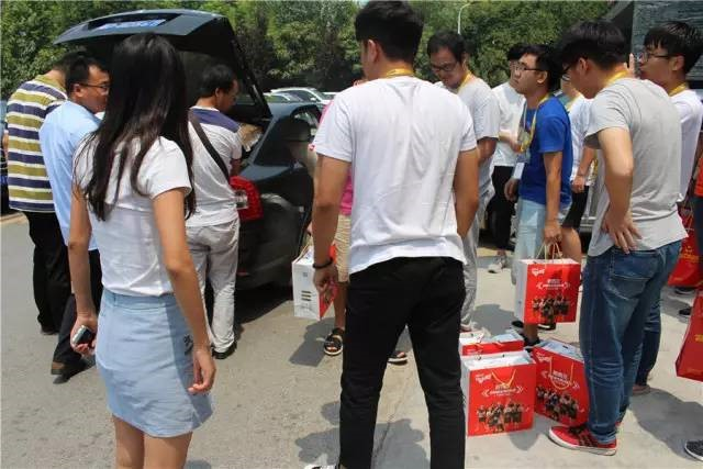 周口師范學院領導蒞臨藍鷗慰問學生（圖）_2