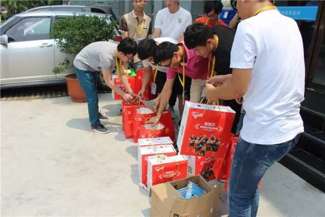 周口師范學院領導蒞臨藍鷗慰問學生（圖）_3