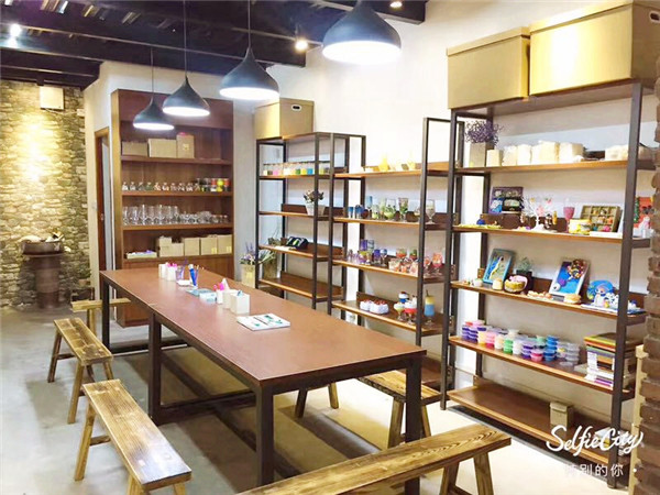 魏店长的diy陶艺店在装修的时候也是费了些心思的,展柜上的手工样品