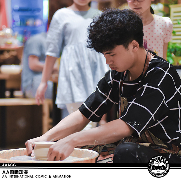 AA國際動(dòng)漫：開個(gè)陶藝店利潤如何？（圖）_2