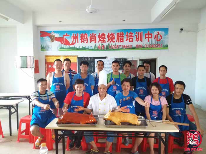 廣東烤乳豬培訓(xùn)，脆皮烤乳豬的做法_3