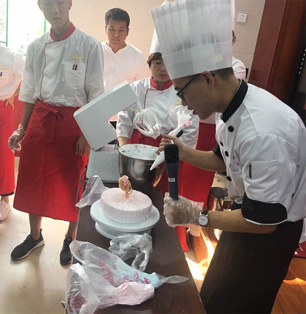 直擊現(xiàn)場(chǎng)：感恩教師節(jié)古城非凡西點(diǎn)DIY蛋糕活動(dòng)圓滿落幕（圖）_2