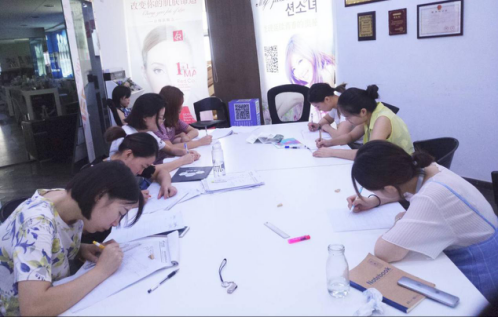 小資生活化妝品加盟，擁有怎樣的培訓(xùn)機(jī)制？_1