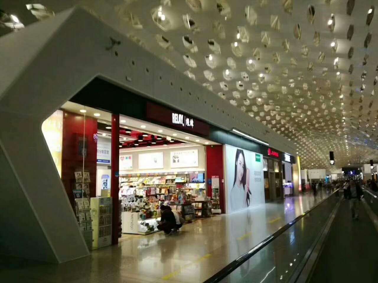 E時代企業(yè)導(dǎo)師嚴兆海其三部講座在深圳經(jīng)緯機場熱銷（圖）_4