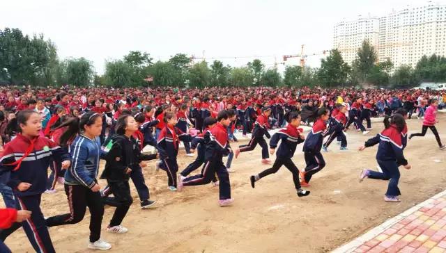 “心懷感恩，成就夢(mèng)想”全國(guó)大型公益演講活動(dòng)走進(jìn)榆中縣一悟小學(xué)！（圖）_4