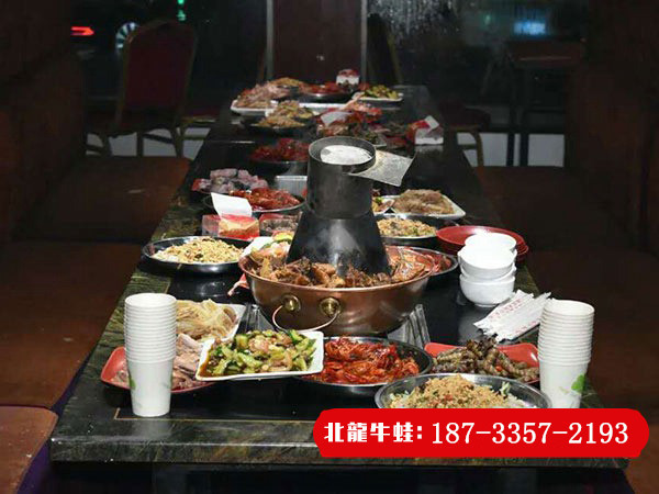 開個(gè)牛蛙火鍋店一年收入，北龍牛蛙火鍋受到狂熱追捧（圖）_1